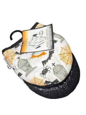 Mint & Ivy Halloween Silicone
Grip Mini Oven Mitts Tombstones Spiderwebs